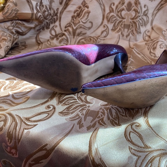 **CLEARANCE** NINE WEST "Nuncio" Burgundy Shiny Snake Print Pumps size 8 - Picture 6 of 8